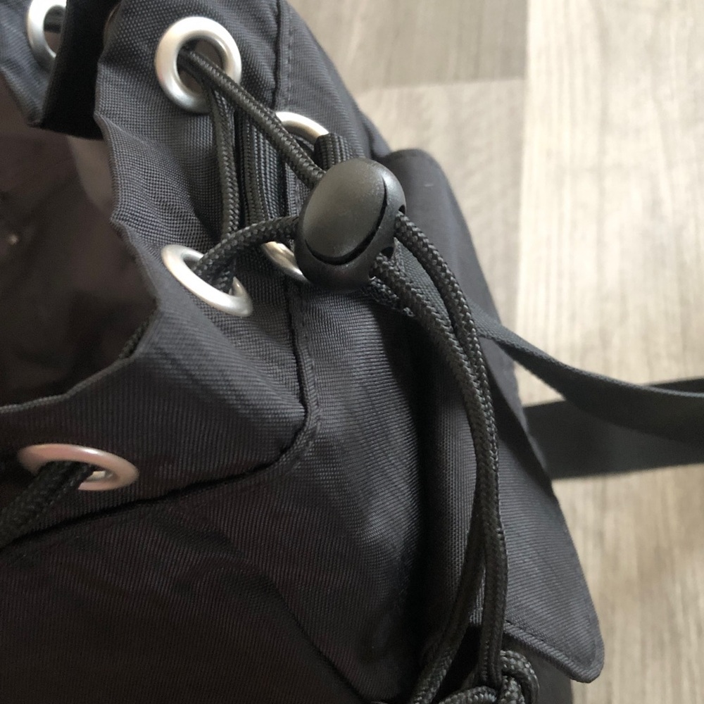 baggallini Modern Everywhere Nylon Black Drawstring Crossbody Bucket Bag NWT - Picture 14 of 16